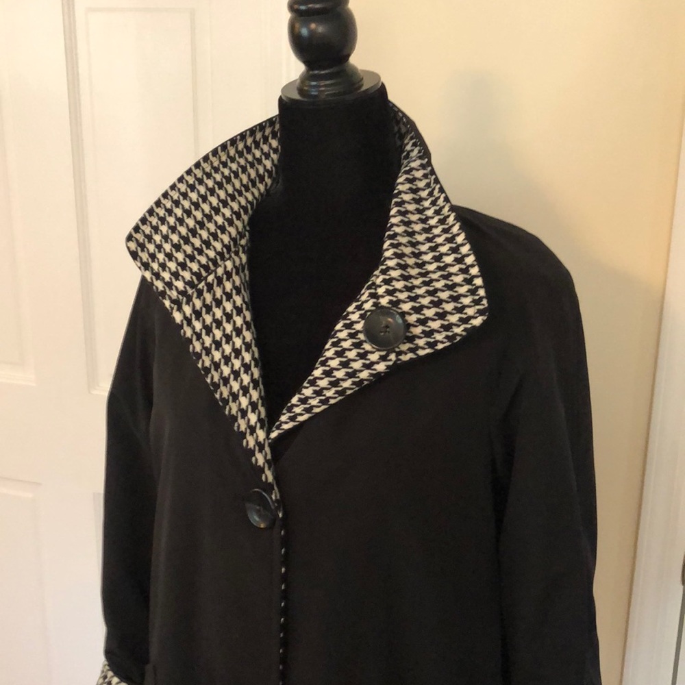 Reversible black/houndstooth swing trench